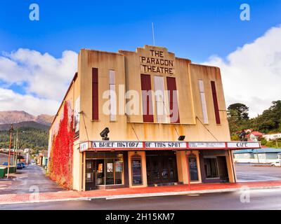 Queenstown, Tasmania - 24 Aprile 2014: Facciata dello storico Teatro Paragon sotto il cielo blu nella vecchia città mineraria della regione Australia. Foto Stock