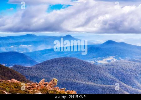 Punto panoramico di osservazione dall'elevazione del Monte Wellington sopra Hobart in Tasmania su lontane catene montuose sotto dense nuvole. Foto Stock