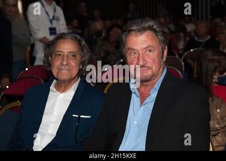 Nimes, Francia. 15 ottobre 2021. Richard Tarroux (a destra) alias Richy, l'aspetto di Johnny Hallyday è visto al pubblico, durante l'incontro di Eric Zemmour a Sud, Che ha riunito più di 1000 persone. Ha sviluppato un discorso incentrato sull'istruzione (in omaggio all'insegnante assassinato Samuel Paty) e le relazioni con l'Algeria (in occasione della commemorazione del 17 ottobre 1961). Credit: SOPA Images Limited/Alamy Live News Foto Stock