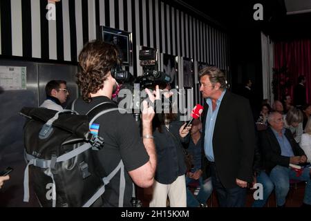 Nimes, Francia. 15 ottobre 2021. Richard Tarroux alias Richy, l'aspetto di Johnny Hallyday è visto intervistato dal team del talk show di Quotidien prima dell'incontro di Eric Zemmour a Sud, Che ha riunito più di 1000 persone. Ha sviluppato un discorso incentrato sull'istruzione (in omaggio all'insegnante assassinato Samuel Paty) e le relazioni con l'Algeria (in occasione della commemorazione del 17 ottobre 1961). Credit: SOPA Images Limited/Alamy Live News Foto Stock