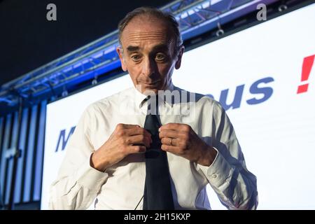 Nimes, Francia. 15 ottobre 2021. Eric Zemmour ha visto durante il suo incontro a Sud, che ha riunito più di 1000 persone. Ha sviluppato un discorso incentrato sull'educazione (in omaggio all'insegnante assassinato Samuel Paty) e le relazioni con l'Algeria (in occasione della commemorazione del 17 ottobre 1961). Credit: SOPA Images Limited/Alamy Live News Foto Stock