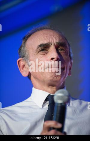 Nimes, Francia. 15 ottobre 2021. Eric Zemmour ha visto durante il suo incontro a Sud, che ha riunito più di 1000 persone. Ha sviluppato un discorso incentrato sull'educazione (in omaggio all'insegnante assassinato Samuel Paty) e le relazioni con l'Algeria (in occasione della commemorazione del 17 ottobre 1961). Credit: SOPA Images Limited/Alamy Live News Foto Stock