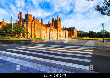 Attraversamento pedonale del quartiere dell'istruzione della città di Sydney verso l'edificio principale della storica scuola superiore gotica. Foto Stock