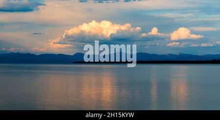 Tramonto sul lago Yellowstone, West Thumb Geyser Basin, Yellowstone National Park, Wyoming Foto Stock