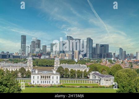 LONDRA, REGNO UNITO - 27 SETTEMBRE 2021: Queens House e Greenwich Maritime Museum con Canary Wharf nello skyline Foto Stock