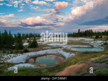Tramonto sul West Thumb Geyser Basin, parco nazionale di Yellowstone, Wyoming Foto Stock