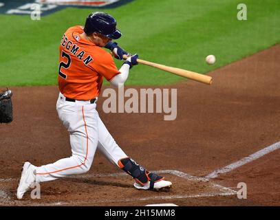 Houston, Stati Uniti. 16 ottobre 2021. Il terzo baseman di Houston Astros Alex Bregman colpisce un singolo nel secondo inning della partita due della MLB ALCS contro il Boston Red Sox al Minute Maid Park di Houston, Texas sabato 16 ottobre 2021. Foto di Maria Lysaker/UPI Credit: UPI/Alamy Live News Foto Stock