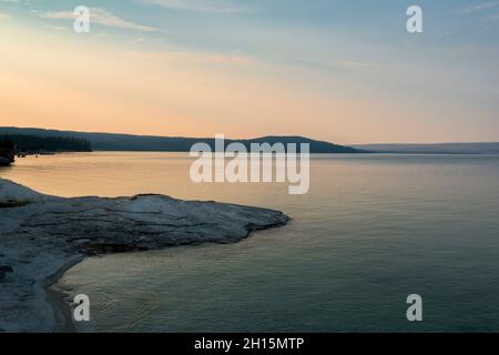 Tramonto sul lago Yellowstone, West Thumb Geyser Basin, Yellowstone National Park, Wyoming Foto Stock