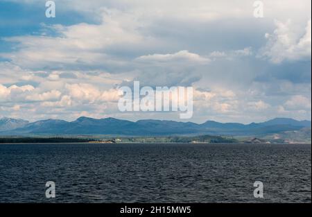 Tempesta nuvola sul lago di Yellowstone nel parco nazionale di Yellowstone, Wyoming Foto Stock