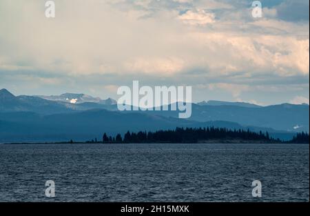 Tempesta nuvola sul lago di Yellowstone nel parco nazionale di Yellowstone, Wyoming Foto Stock