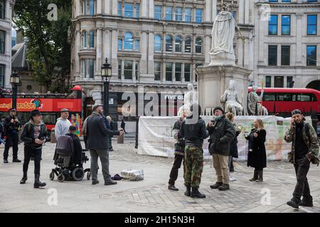 Londra, Regno Unito. 15 ottobre 2021. Gli ex attivisti di Occupy London tengono una riunione fuori dalla Cattedrale di St Paul per celebrare il 10° anniversario dell'inizio del movimento. Occupy London faceva parte di un movimento internazionale Occupy per la giustizia sociale e un campo di protesta Occupy London è stato istituito accanto alla Cattedrale di St Paul il 15 ottobre 2011 in solidarietà con le proteste Occupy Wall Street a New York. Credit: Mark Kerrison/Alamy Live News Foto Stock