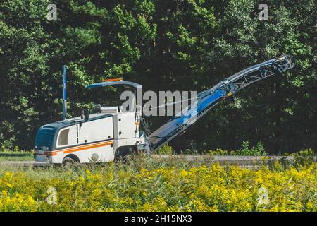 Macchine e attrezzature industriali per la fresatura di asfalto e strade. Foto Stock