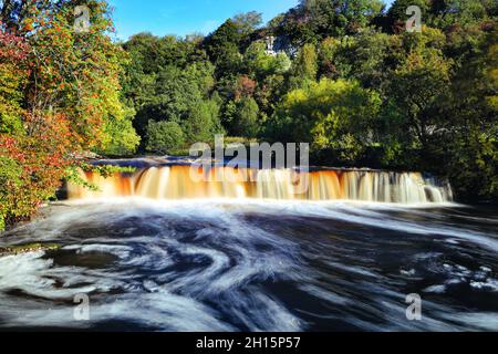 Wain Wath Force Waterfall in un Sunny Autumn Day, Yorkshire Dales National Park, Inghilterra, Regno Unito. Foto Stock