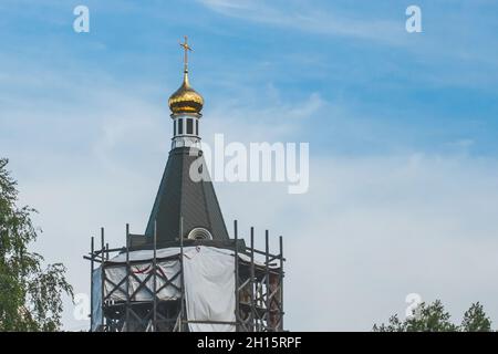 Riparazione, restauro o costruzione di una nuova chiesa in città contro il cielo blu. Foto Stock