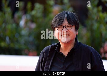 Roma, Italia, 16 Ottobre 2021 : Mamoru Hosoda cammina sul tappeto rosso davanti alla proiezione 'Belle' durante il 16° Festival del Cinema di Roma. Credit: Luigi de Pompeis/Alamy Live News Foto Stock