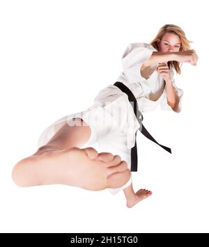 L'addestramento della donna caucasica è un vestito del karate per le arti marziali miste Foto Stock