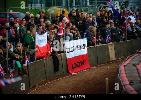 MANCHESTER, REGNO UNITO. 16 OTTOBRE i tifosi polacchi durante il Monster Energy FIM Speedway of Nations al National Speedway Stadium di Manchester sabato 16 ottobre 2021. (Credit: Ian Charles | MI News) Foto Stock