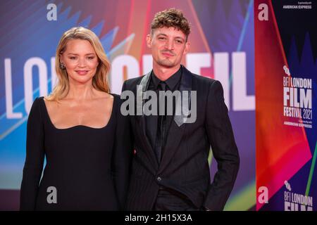 Londra, Regno Unito. 16 ottobre 2021. Virginie Efira (L) e Niels Schneider partecipano alla "Benedetta" UK Premiere durante il 65° BFI (British Film Institute) London Film Festival presso la Royal Festival Hall. Credit: SOPA Images Limited/Alamy Live News Foto Stock