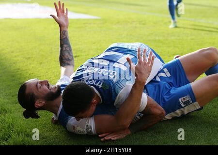 BURSLEM, REGNO UNITO. OT 16TH Oliver Banks of Barrow festeggia dopo aver segnato il loro primo gol durante la partita Sky Bet League 2 tra Port vale e Barrow al vale Park di Burslem sabato 16 ottobre 2021. (Credit: Mark Fletcher | MI News) Credit: MI News & Sport /Alamy Live News Foto Stock