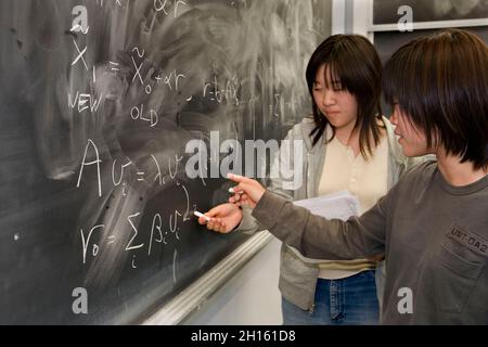 Studenti cinesi alla lavagna in matematica classe MR - modello rilasciato Foto Stock