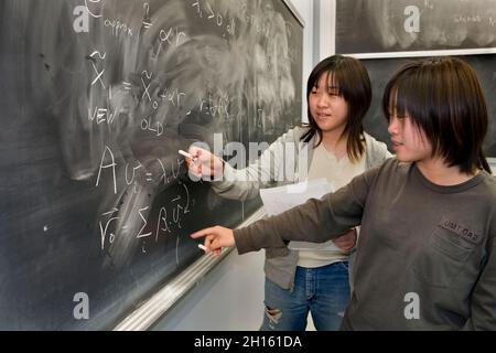 Studenti cinesi alla lavagna in matematica classe MR - modello rilasciato Foto Stock