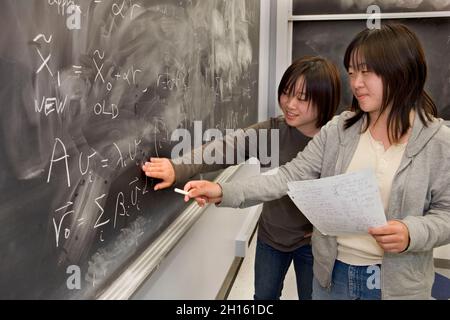 Studenti cinesi alla lavagna in matematica classe MR - modello rilasciato Foto Stock