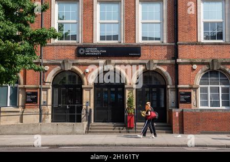 Ingresso alla London Metropolitan University con passaggio di persone, Holloway Campus, Holloway Road, London Borough of Islington Foto Stock