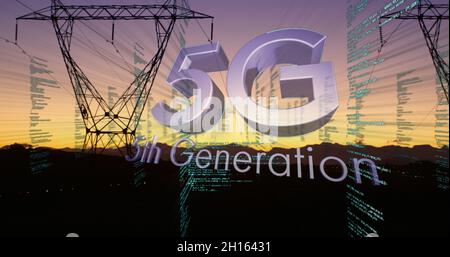 Immagine di 5g di testo di quinta generazione su elaborazione dati e piloni elettrici in background Foto Stock