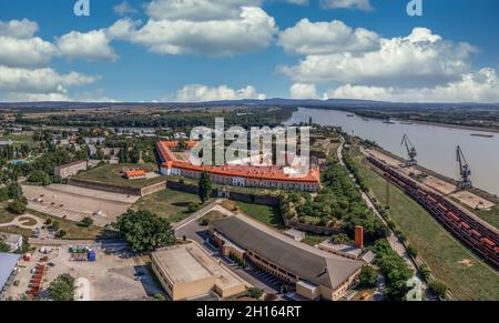 Veduta aerea della vecchia e nuova fortezza di Komarno Komarom la più grande fortificazione militare dell'Europa centrale su due lati del Danubio Foto Stock