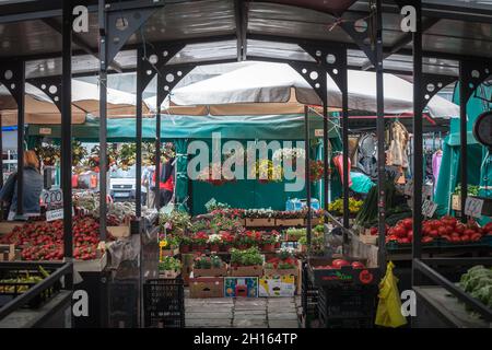 BELGRADO, SERBIA - 29 MAGGIO 2021: Stand e bancarelle di fiori, piante, frutta e verdura sul mercato verde Kalenic pijaca, uno dei principali mar Foto Stock