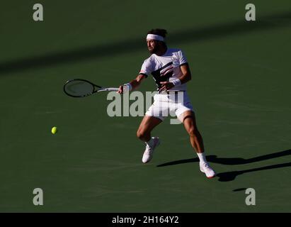 16 ottobre 2021 Nikoloz Basilashvili della Georgia restituisce un colpo a Taylor Fritz durante le semifinali del BNP Paribas Open 2021 presso l'Indian Wells Tennis Garden di Indian Wells, California. Credito fotografico obbligatorio : Charles Bao/CSM Foto Stock