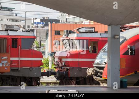 LJUBLJANA, SLOVENIA - 16 GIUGNO 2021: Ferrovie slovene (Slovenske Zeleznice) locomotiva elettrica Serie 363 ed EMU serie 312 sul treno Lubiana sta Foto Stock