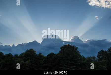 Ciò è stato preso nel Massachusetts occidentale mentre il sole stava peaking dietro alcune nuvole. Ha creato un effetto drammatico nei fasci di luce. Foto Stock