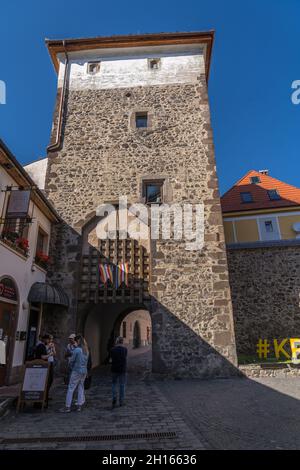 Veduta aerea del complesso difensivo a doppia porta di Kremnica Slovacchia che proteggette la città mineraria d'oro Foto Stock