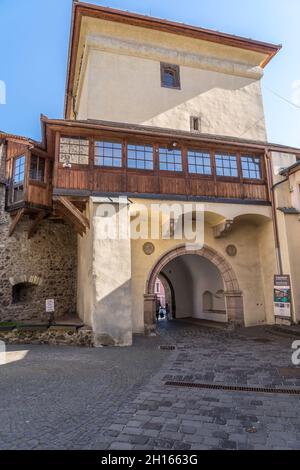 Veduta aerea del complesso difensivo a doppia porta di Kremnica Slovacchia che proteggette la città mineraria d'oro Foto Stock