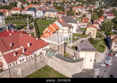 Veduta aerea del complesso difensivo a doppia porta di Kremnica Slovacchia che proteggette la città mineraria d'oro Foto Stock