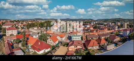 Vista aerea del centro medievale cinto da mura di Krucina Korpona in Slovacchia con un bastione trasformato in un cinema all'aperto Foto Stock