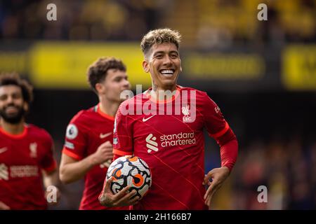 Watford. 17 ottobre 2021. Roberto Firmino (R) di Liverpool festeggia con la palla dopo aver completato il suo hat-trick durante la partita della Premier League tra Watford e Liverpool a Watford, in Gran Bretagna, il 16 ottobre 2021. Credit: Xinhua/Alamy Live News Foto Stock