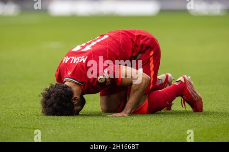 Watford. 17 ottobre 2021. Mohamed Salah di Liverpool si inginocchierà per festeggiare dopo aver segnato la partita della Premier League tra Watford e Liverpool a Watford, in Gran Bretagna, il 16 ottobre 2021. Credit: Xinhua/Alamy Live News Foto Stock