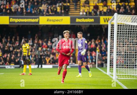 Watford. 17 ottobre 2021. Roberto Firmino (C) di Liverpool festeggia con la palla dopo aver completato il suo hat-trick durante la partita della Premier League tra Watford e Liverpool a Watford, in Gran Bretagna, il 16 ottobre 2021. Credit: Xinhua/Alamy Live News Foto Stock