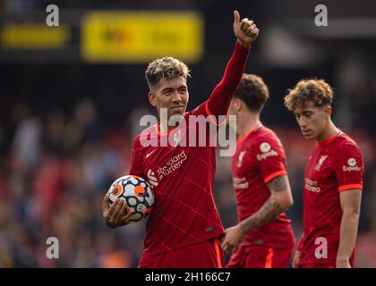 Watford. 17 ottobre 2021. Roberto Firmino (L) di Liverpool festeggia con la palla dopo aver completato il suo hat-trick durante la partita della Premier League tra Watford e Liverpool a Watford, in Gran Bretagna, il 16 ottobre 2021. Credit: Xinhua/Alamy Live News Foto Stock