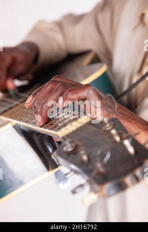 Il vecchio suona una canzone tradizionale ad una chitarra in Botswana Africa Foto Stock