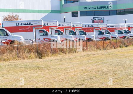 16 ottobre 2021 - Calgary Alberta Canada - U Haul carrelli in movimento in un deposito Foto Stock