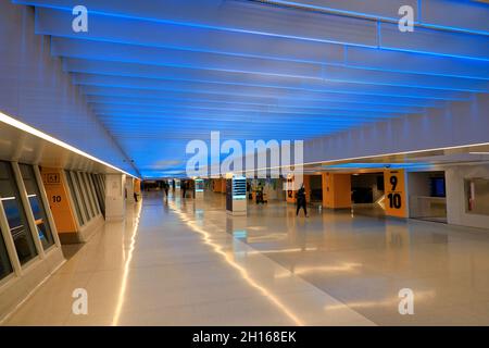 Corridoio per i treni in Moynihan Train Hall a Penn Station.New York City.USA Foto Stock