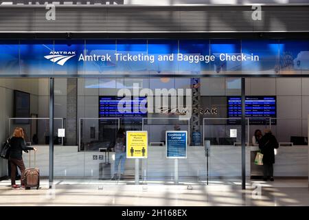 Biglietteria Amtrak e banco check-in bagagli all'interno della Moynihan Train Hall presso la Penn Station.New York City.USA Foto Stock