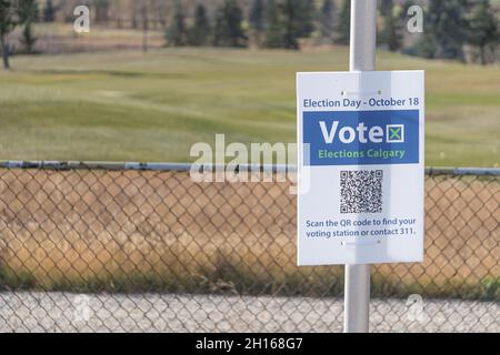 16 Ottobre 2021 - Calgary Alberta Canada - elezioni Canada Firma con il codice QR Foto Stock