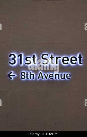 Segnale luminoso di direzione di 31st Street e 8th Avenue all'interno del Moynihan Train Hall alla Penn Station.New York City.USA Foto Stock