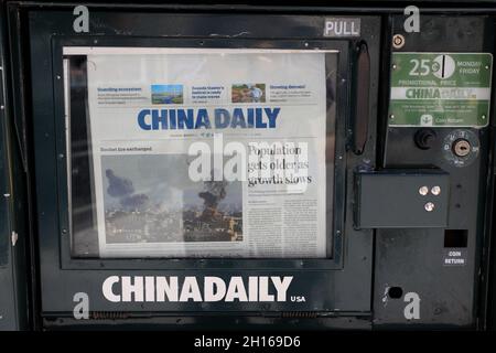 China Daily un quotidiano in lingua inglese di proprietà del Dipartimento di Pubblicità del Partito Comunista Cinese in Cina per la vendita in un giornale vending machine.Midtown Manhattan.New York City.USA Foto Stock