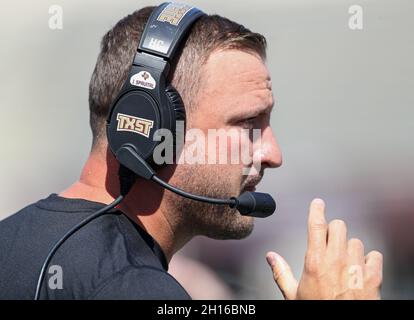 16 ottobre 2021: Il capo allenatore di Bobcats dello stato del Texas Jake Spavital durante una partita di football NCAA tra lo stato del Texas e Troia il 16 ottobre 2021 a San Marcos, Texas. (Credit Image: © Scott Coleman/ZUMA Press Wire) Foto Stock