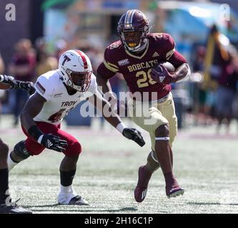 16 ottobre 2021: Texas state Bobcats running back Jahmyl Jeter (28) porta la palla durante una partita di football NCAA tra Texas state e Troy il 16 ottobre 2021 a San Marcos, Texas. (Credit Image: © Scott Coleman/ZUMA Press Wire) Foto Stock